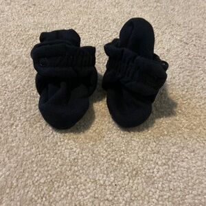𝅺zutano Black Baby Shoes 3M